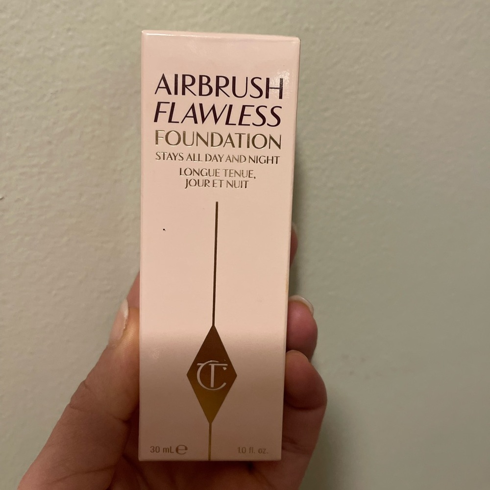 Charlotte Tilbury flowless foundation,4 warm/chaud